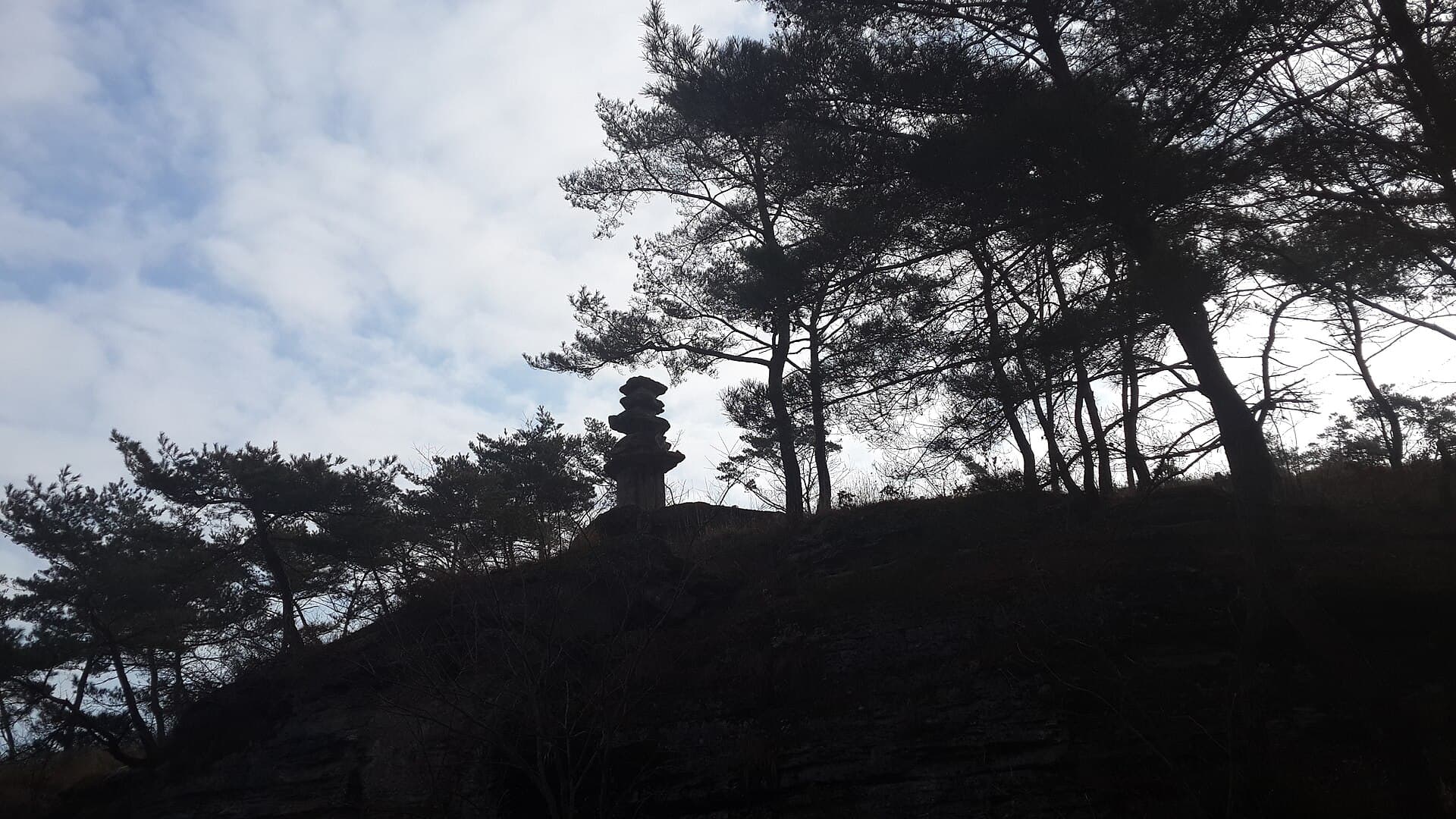 The Riddle of Unjusa's Thousand Buddhas: A Thousand Statues Raised in a Single Night — and One Last Buddha That Still Lies Waiting