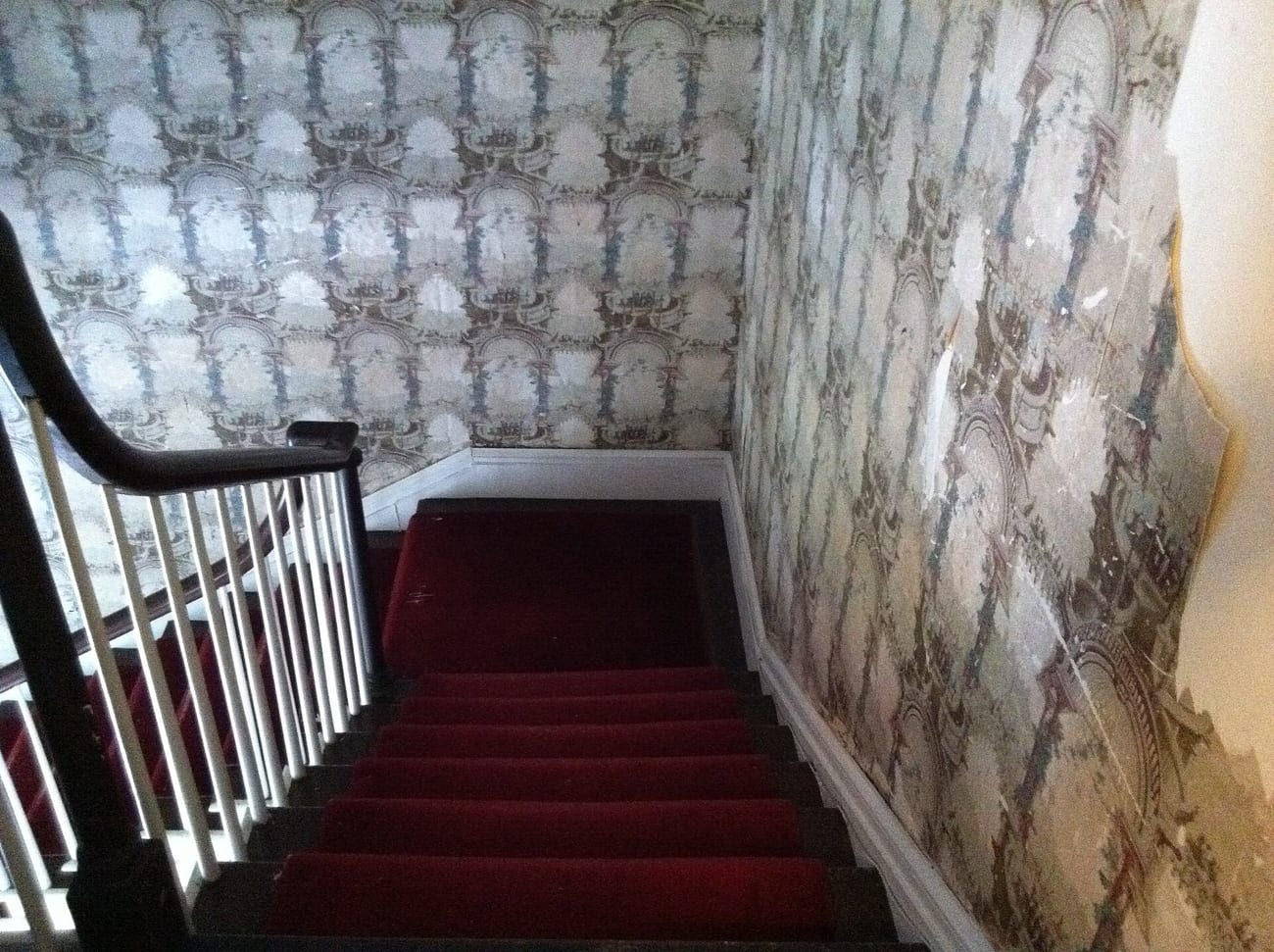 The shadowed interior of a reputedly haunted old house. (ArchonMeld / CC BY-SA 3.0)