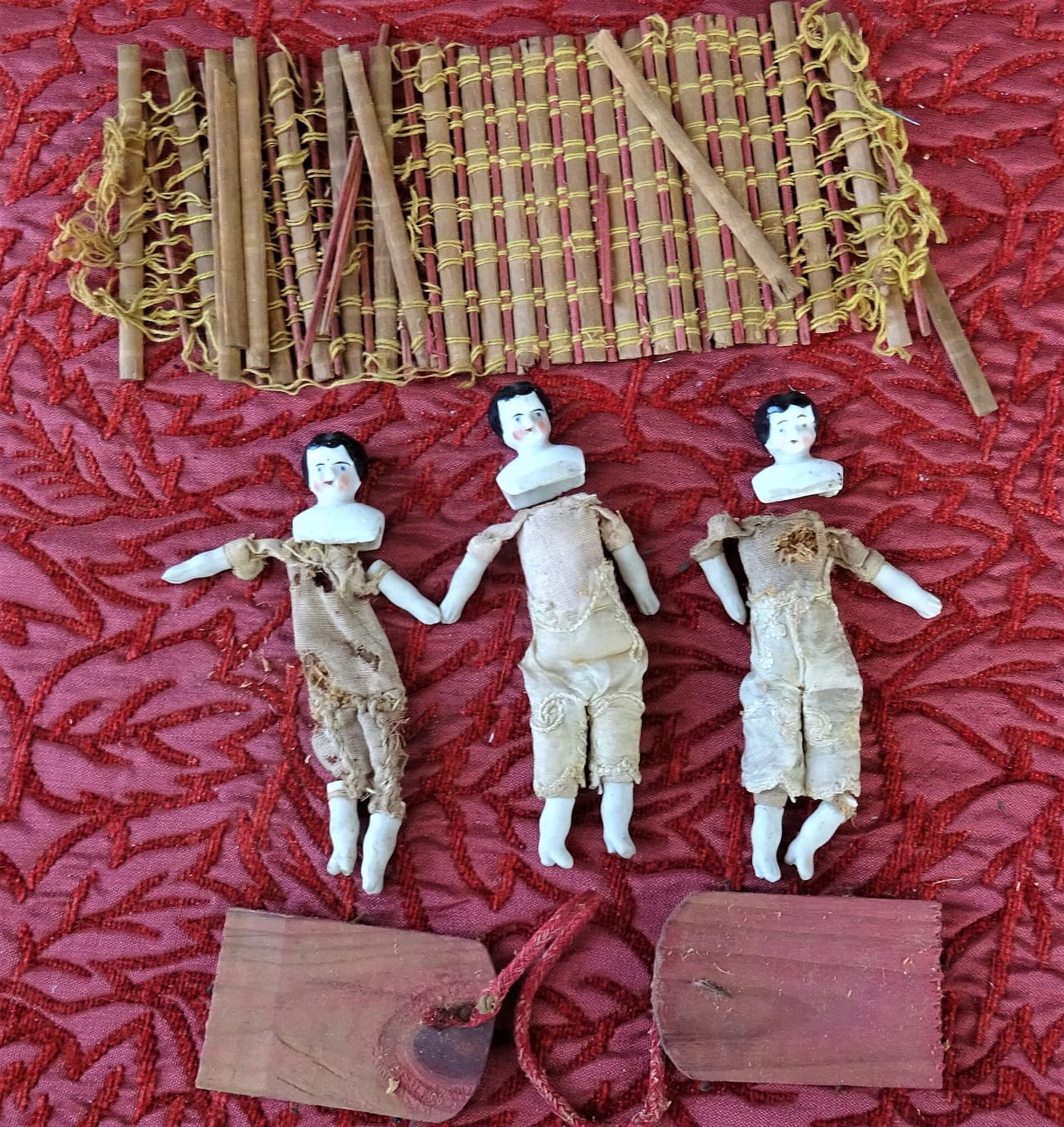Victorian dolls with porcelain heads, hands and feet, stuffed with sawdust. (Rosser1954 / CC BY-SA 4.0)