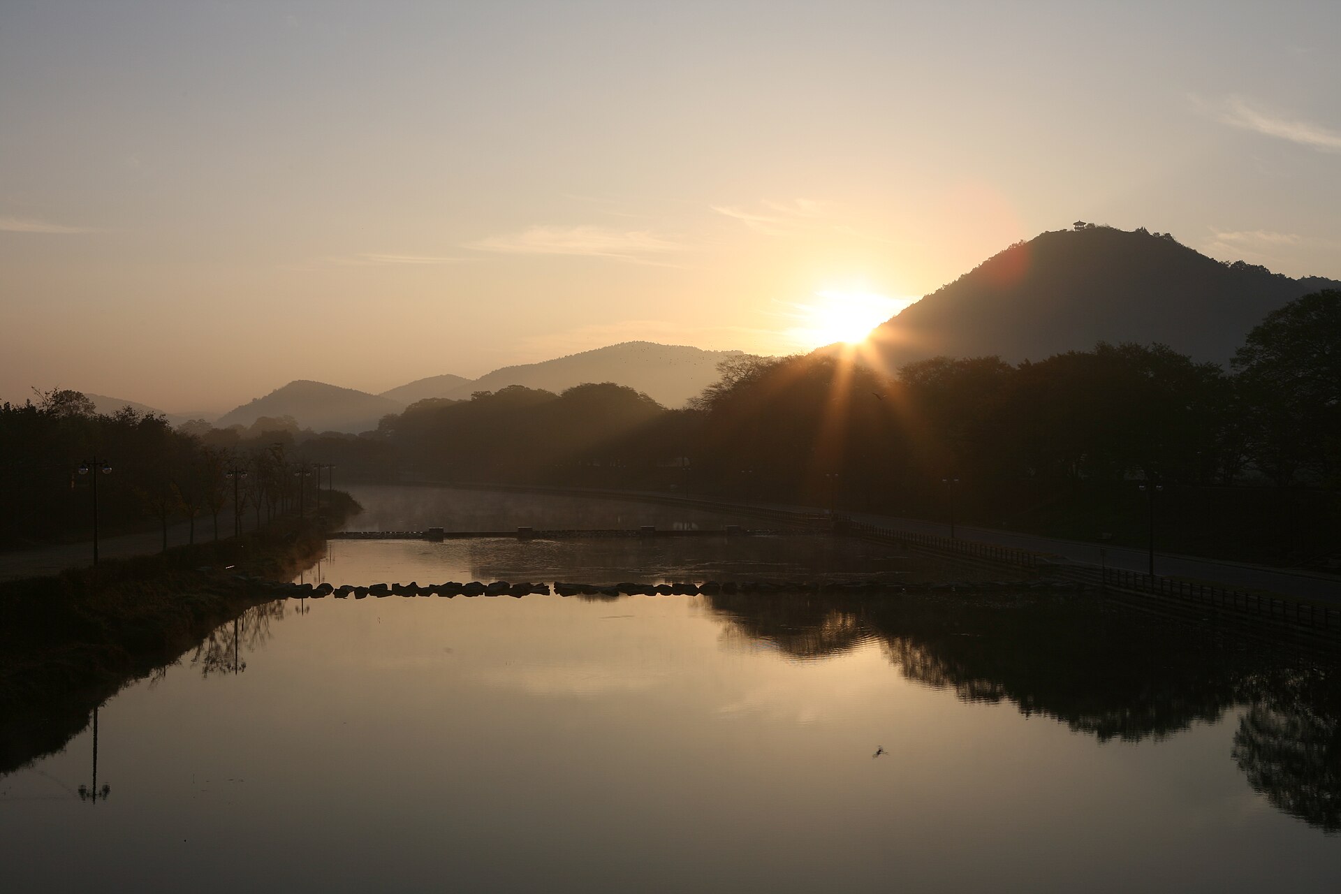 Dawn mist rising off the Yeongsan River system — the same waters the Deuldeul River (Jiseokcheon) feeds into, as they look today (a stand-in view of the same river system, not a photograph of the scene itself)