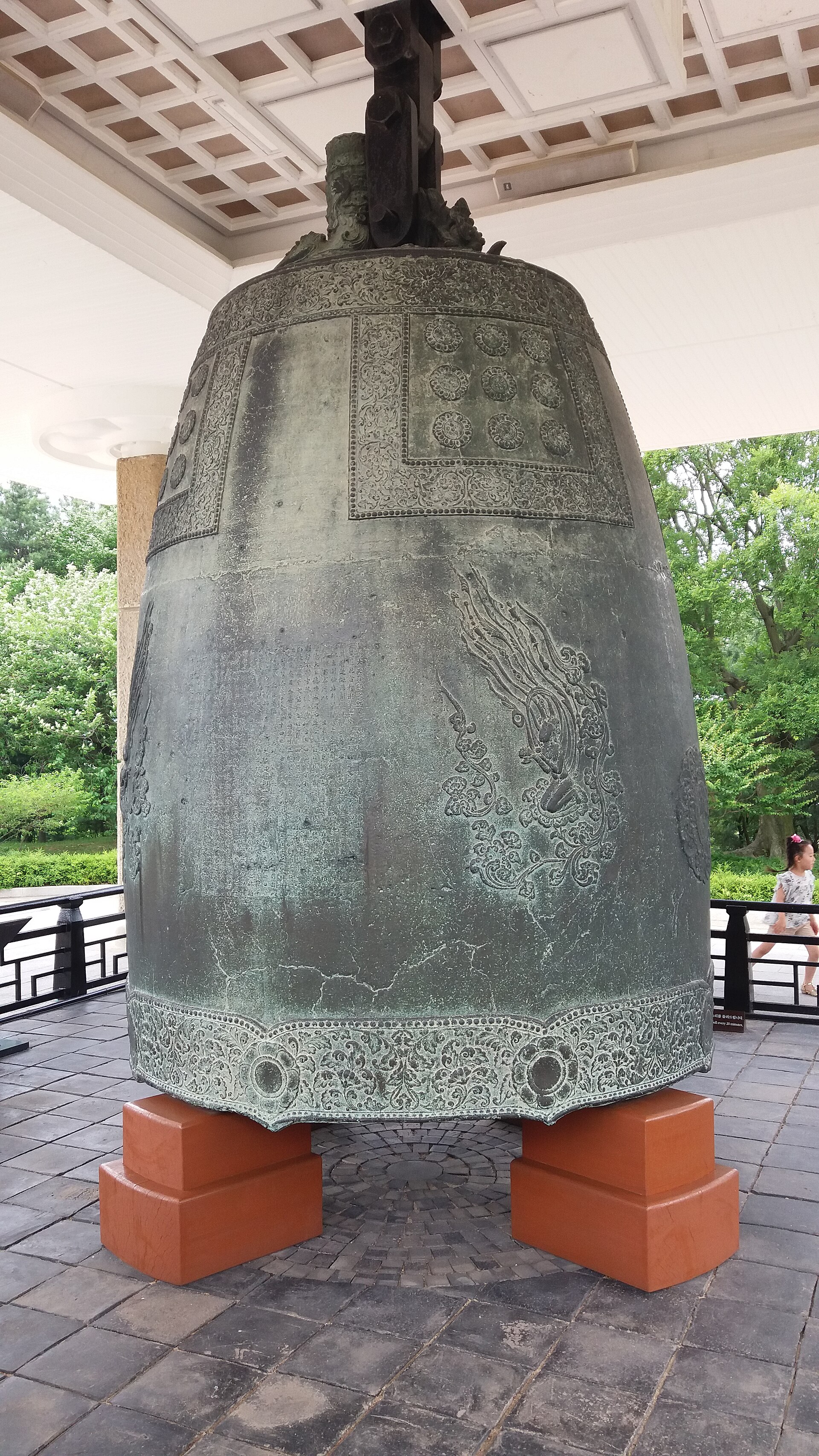 The full height of the bell, from the dragon hook at the crown down to the patterns along its lower rim