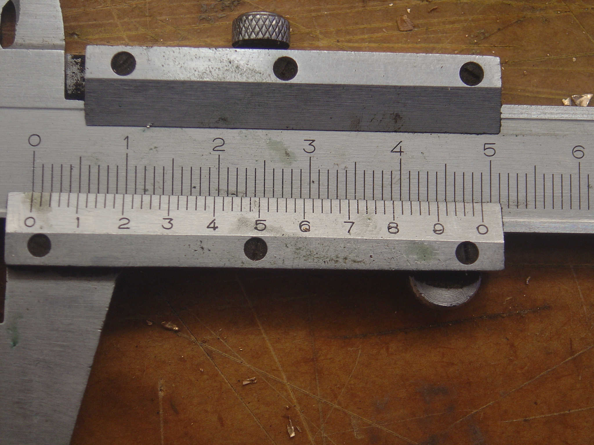 A close-up of the two pointed jaws of a vernier caliper (Wikimedia Commons / CC BY-SA)