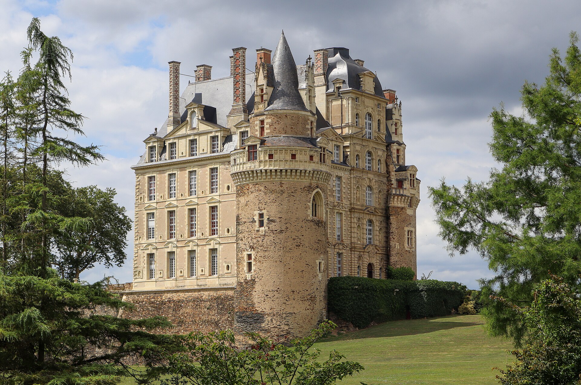 The château seen from the south-east, the full silhouette of its seven stacked storeys and its towers taken in at a glance.