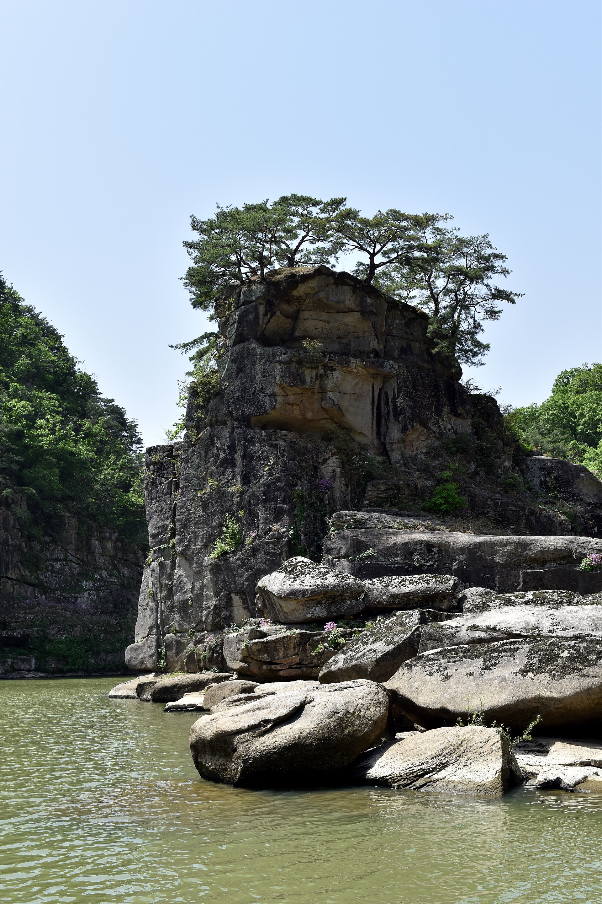 The granite crag of Goseokjeong rising from the Hantan River — present-day scenery of the Cheorwon country where Gungye set his capital. The palace site itself cannot be visited, so this stands in for it as scenery of the same land.
