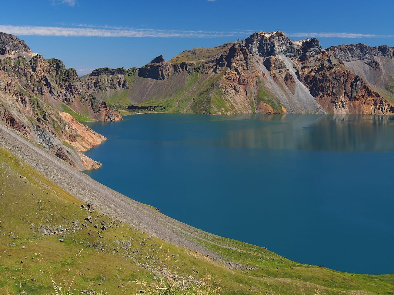 Heaven Lake seen from the western rim, its water an intense, still blue. (Dcpeets / CC BY-SA 4.0)