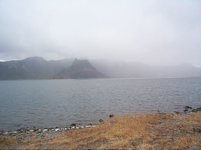 The lake straddles the China–North Korea border; this view looks toward the North Korean side. (Yoshi Canopus / CC BY-SA 4.0)