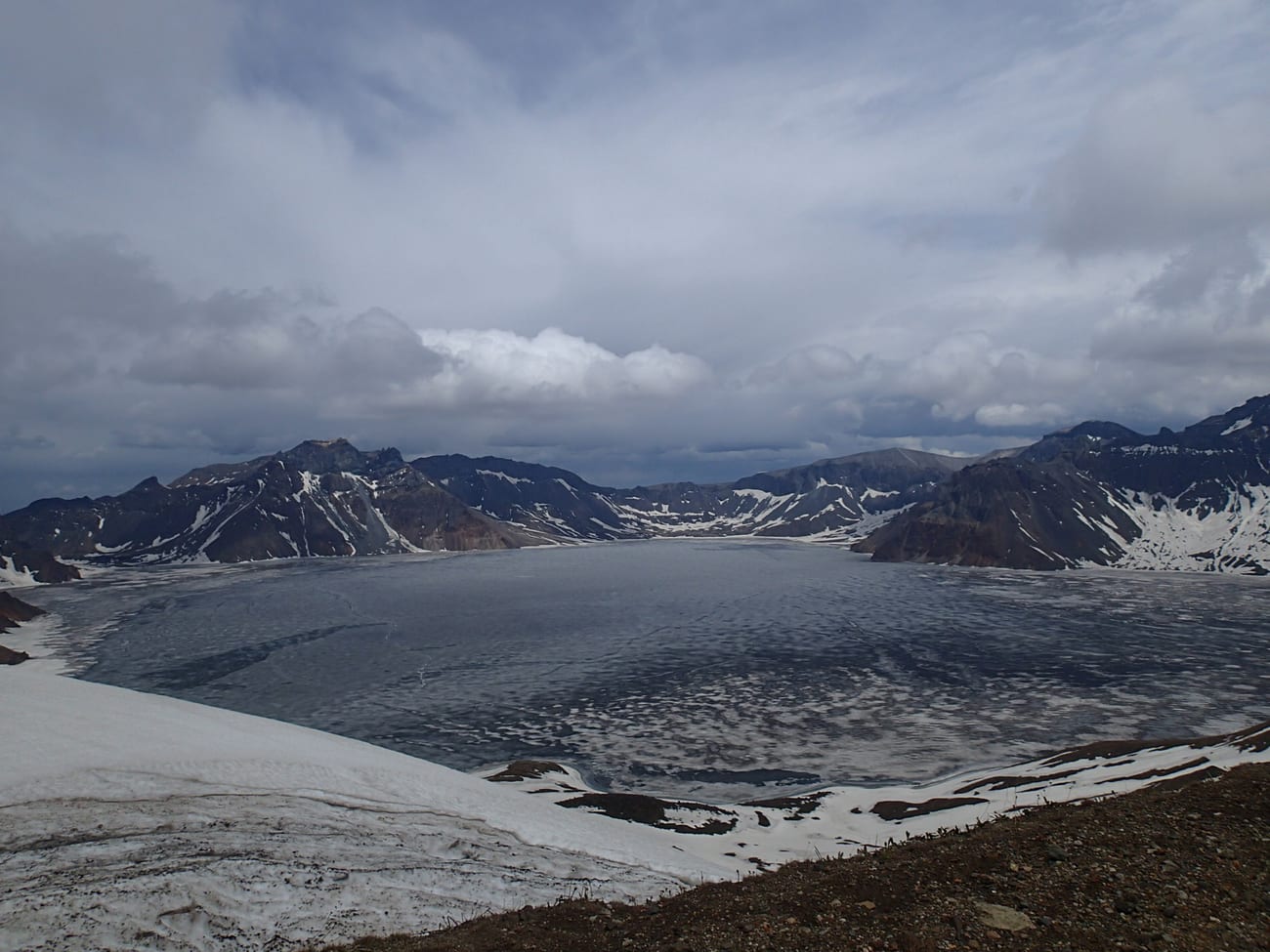 The vast, cold expanse of Heaven Lake, where witnesses claim to have seen something move. (Raki_Man / CC BY 3.0)