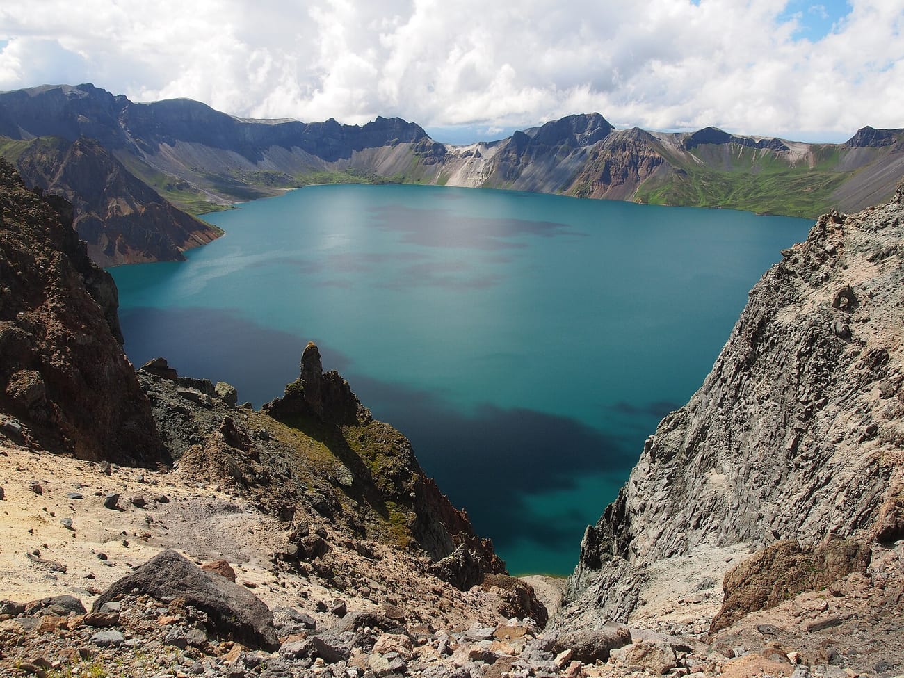 Heaven Lake from the northern rim, looking south across the caldera. (Dcpeets / CC BY-SA 4.0)