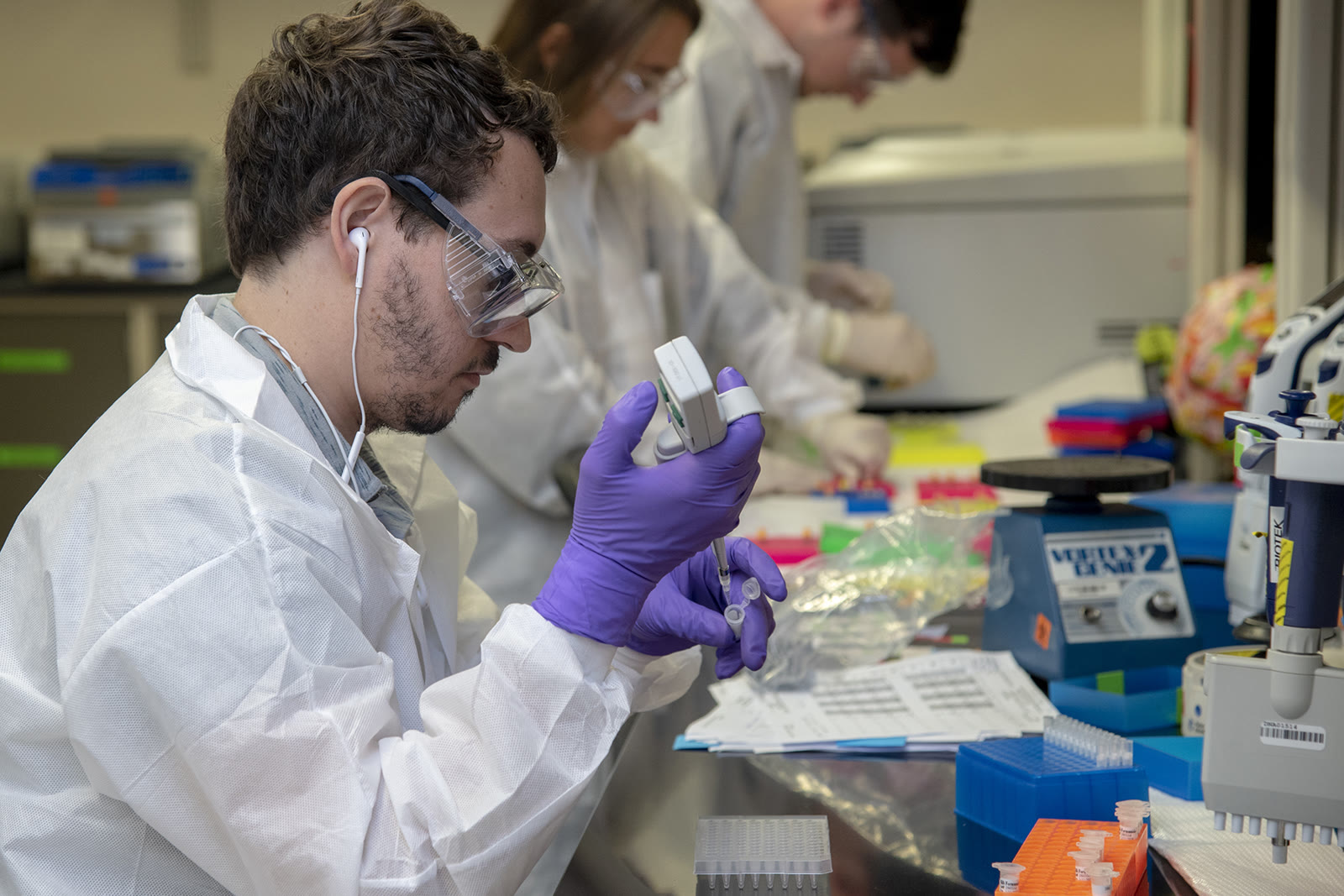 Precision instruments and sample tubes in a modern DNA analysis laboratory (Wikimedia Commons / CC BY-SA)