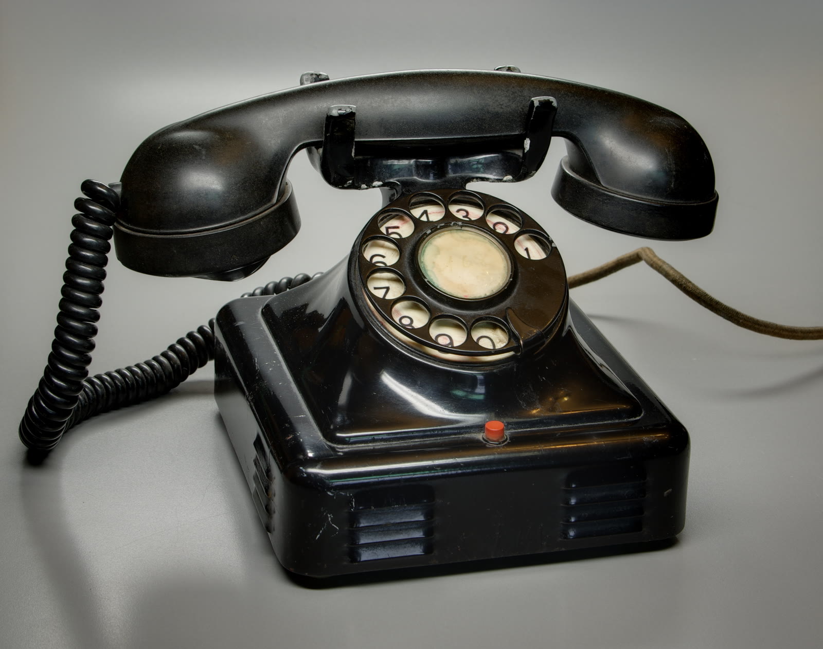 Close-up of an old landline telephone of the kind used in the 1990s (Wikimedia Commons / Public Domain)