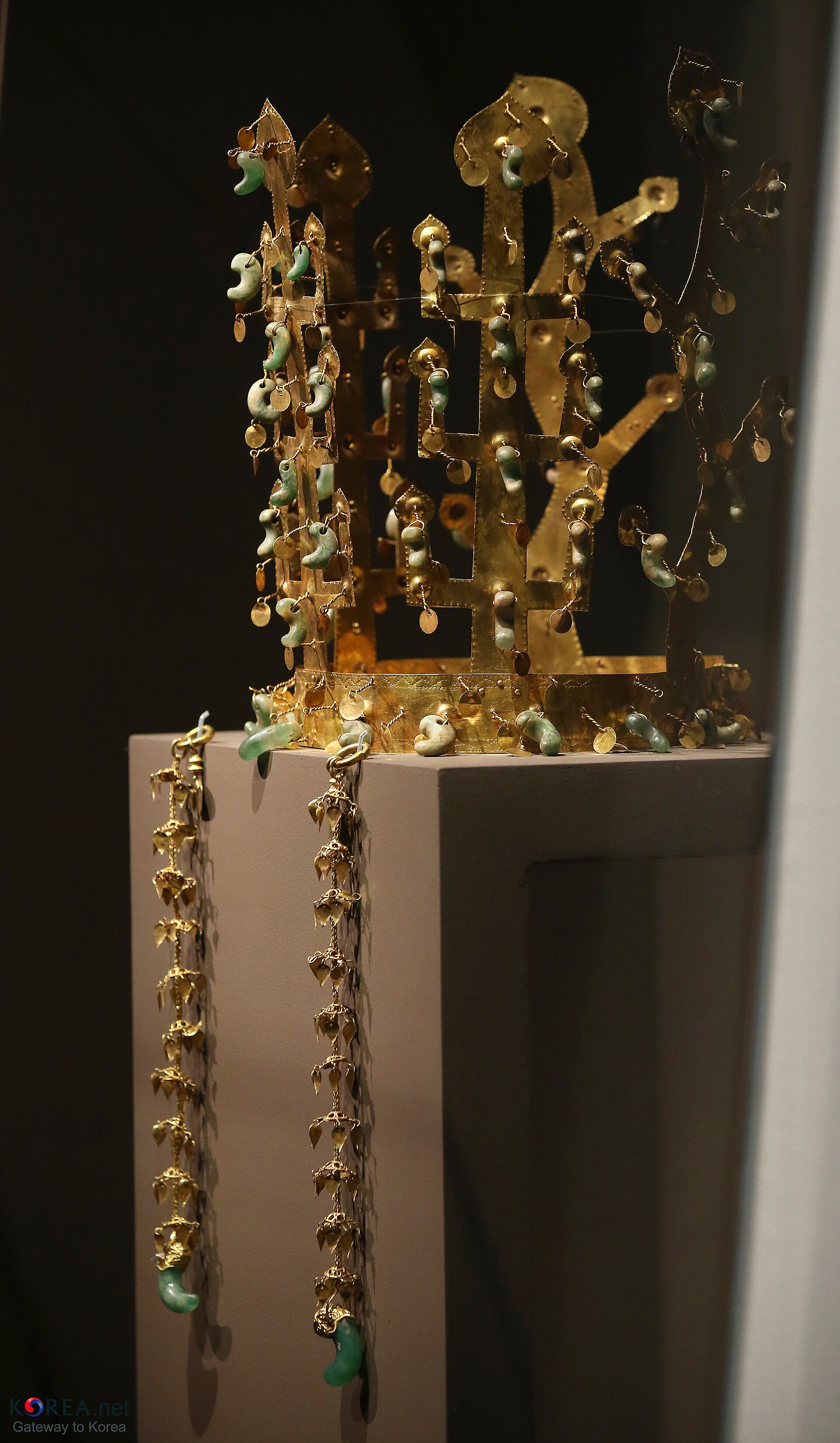 The actual Silla gold crown excavated from Geumgwanchong (National Treasure No. 87) on display