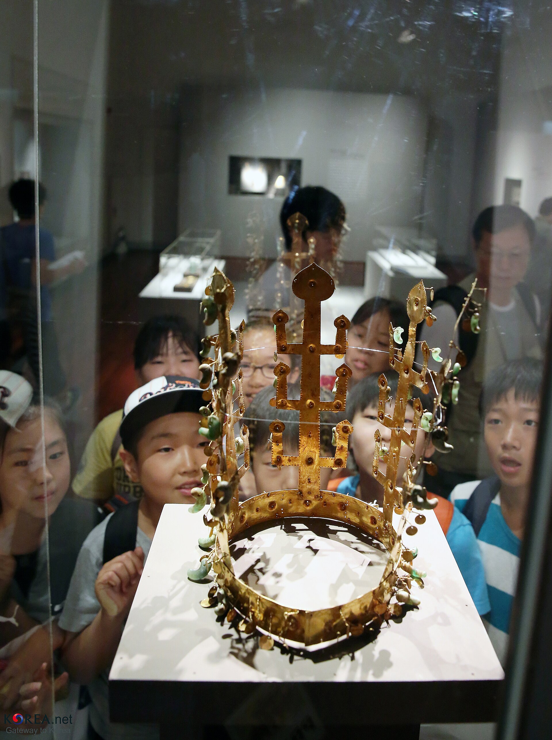 Gold objects excavated from Geumgwanchong, shown on display