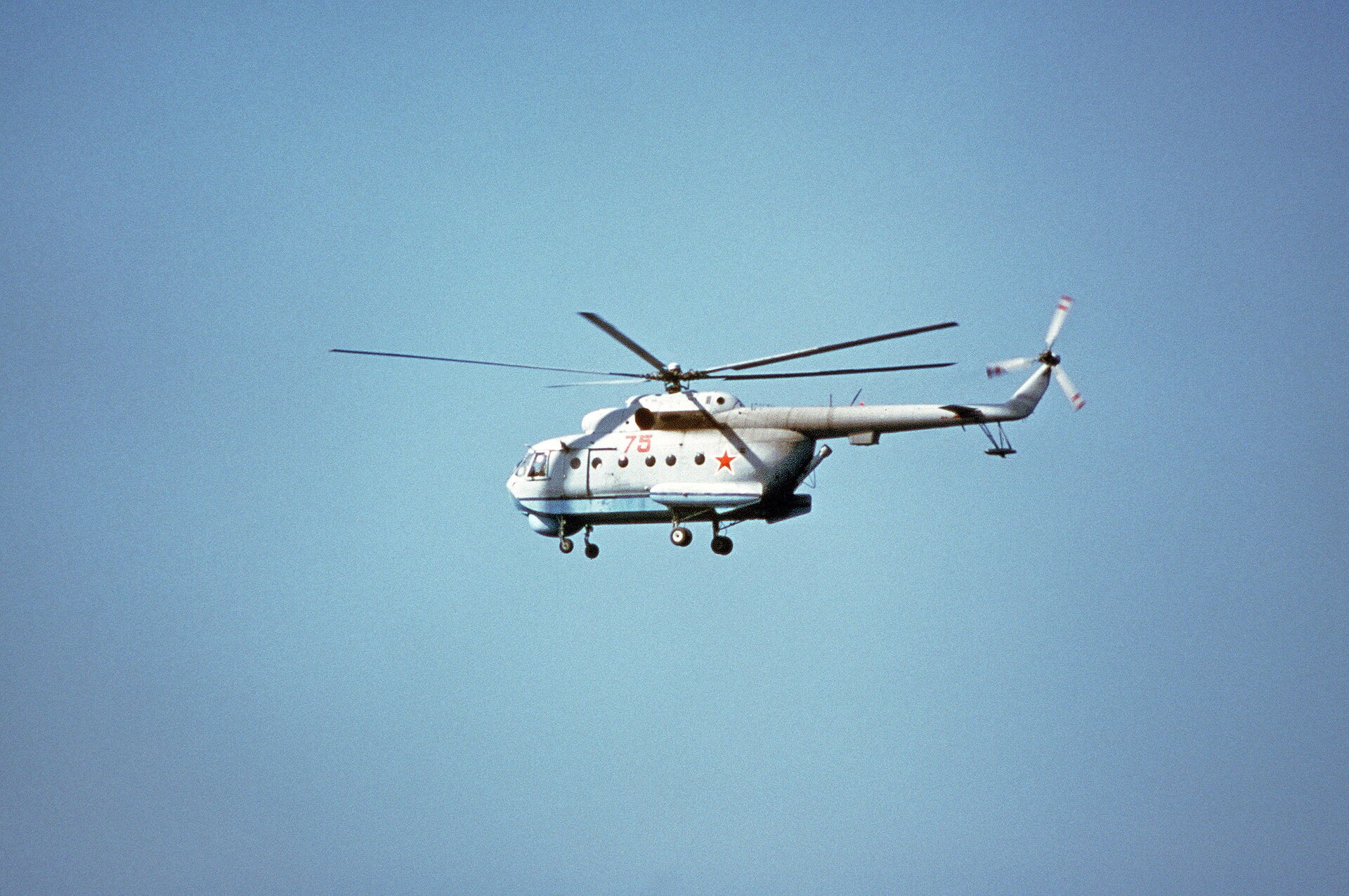 A Soviet Mi-14 Haze helicopter shadowing the US salvage operation for KAL 007 (US Navy, 1983)