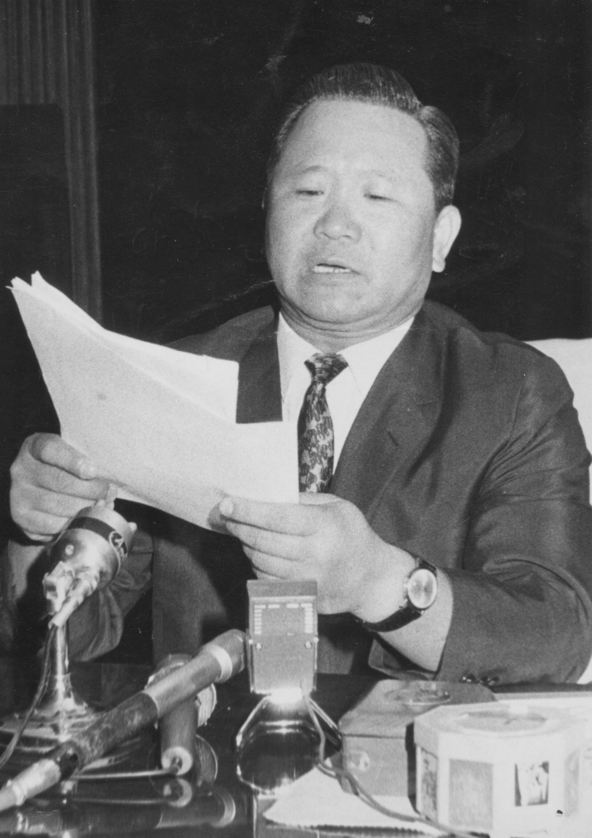 Kim Hyung-wook during his years as KCIA director, reading a statement at the microphones (27 August 1968)