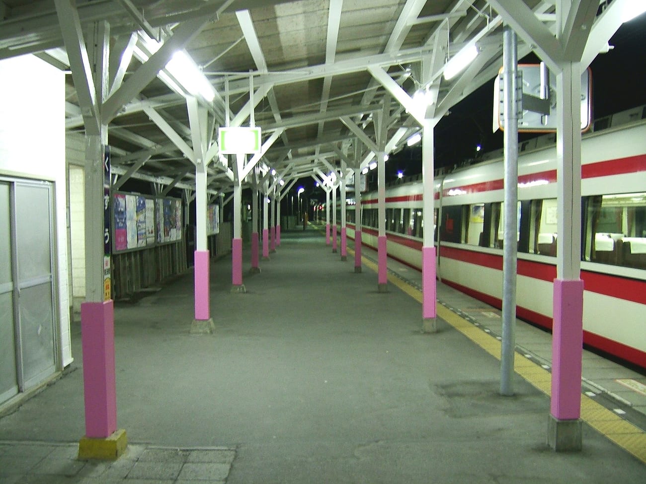 A deserted rural platform at night — the kind of setting the Kisaragi Station story conjures. (Actual station: Tobu Kuzuu. LERK / CC BY 2.5)