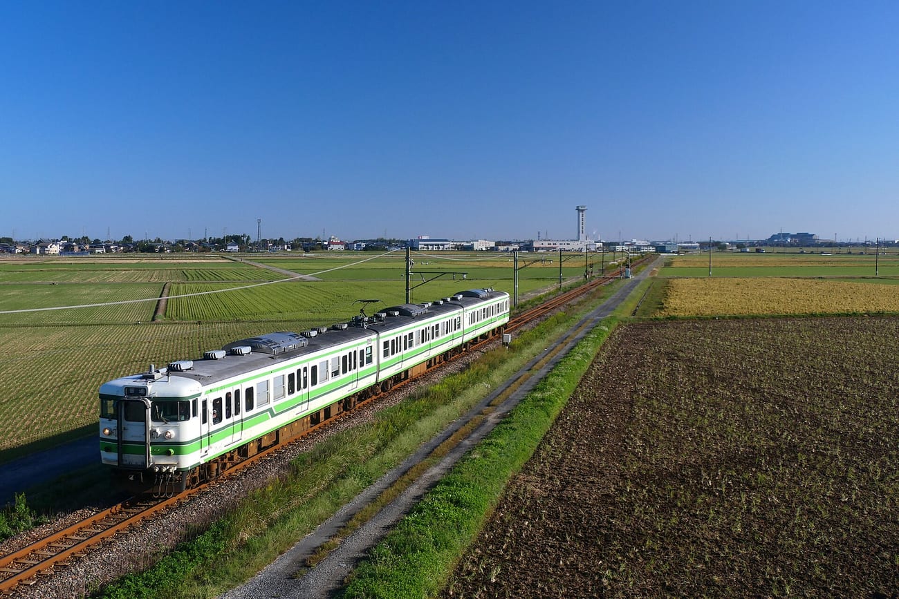 A single rural train on the Echigo Line, running through empty countryside. (MaedaAkihiko / CC BY-SA 4.0)