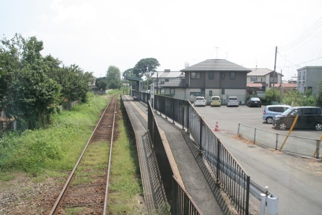 A small local station building, the sort of ordinary stop the legend transforms into somewhere impossible. (Shimodate area, illustrative. Ribbon / CC BY-SA 3.0)