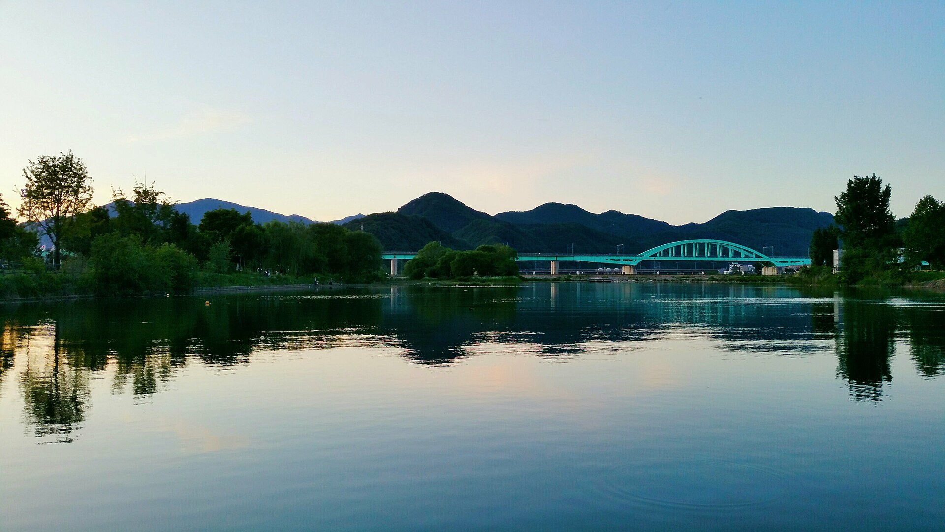 The evening sky over the Bukhan River and the Gapyeong railway bridge — the Gapyeong area where the 1995 sighting occurred. This is not a photograph of a UFO.