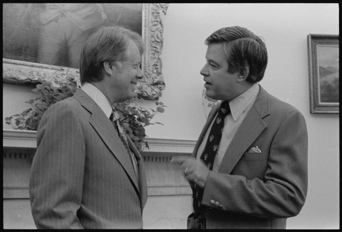 フランク・チャーチ上院議員(右)とジミー・カーター大統領。1977年、生き残った財務記録がMKウルトラを公にした。 (Public domain)