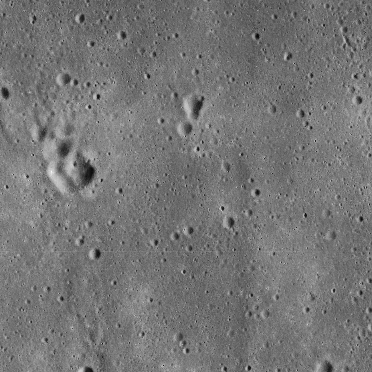 NASA 달 정찰 궤도선이 찍은 아폴로 11호 착륙지 — 하강단이 아래 표면에 작고 뚜렷한 그림자를 드리운다. (James Stuby based on NASA image / CC0)