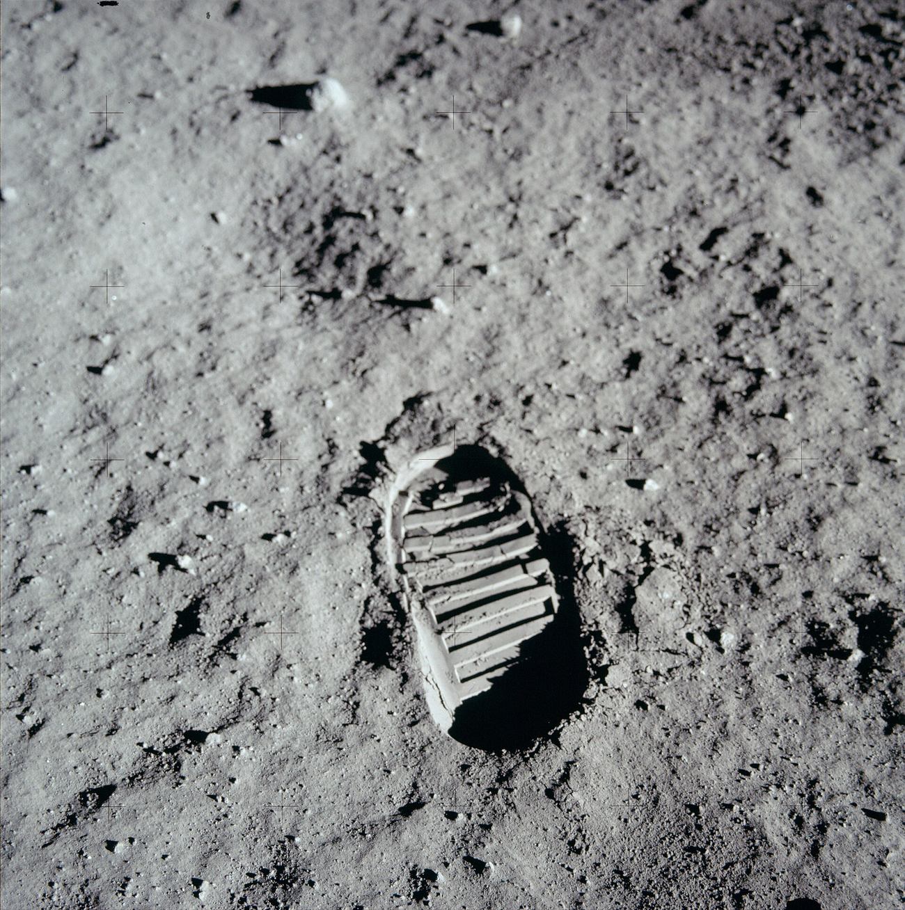 달 먼지에 찍힌 올드린의 발자국 — 훗날 NASA의 달 정찰 궤도선이 궤도에서 촬영했다. (Buzz Aldrin / Public domain)
