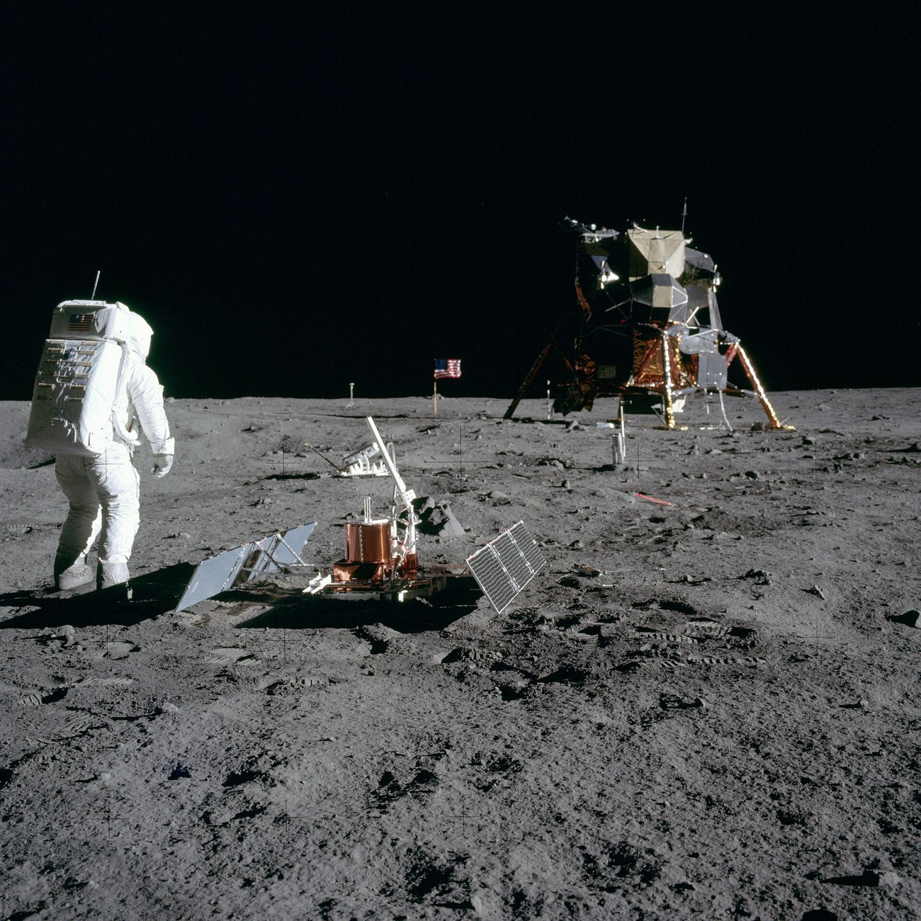 고요의 기지를 돌아보는 올드린. 착륙선과 장면 전체가 그의 바이저에 비친다. (NASA Neil A. Armstrong / Public domain)