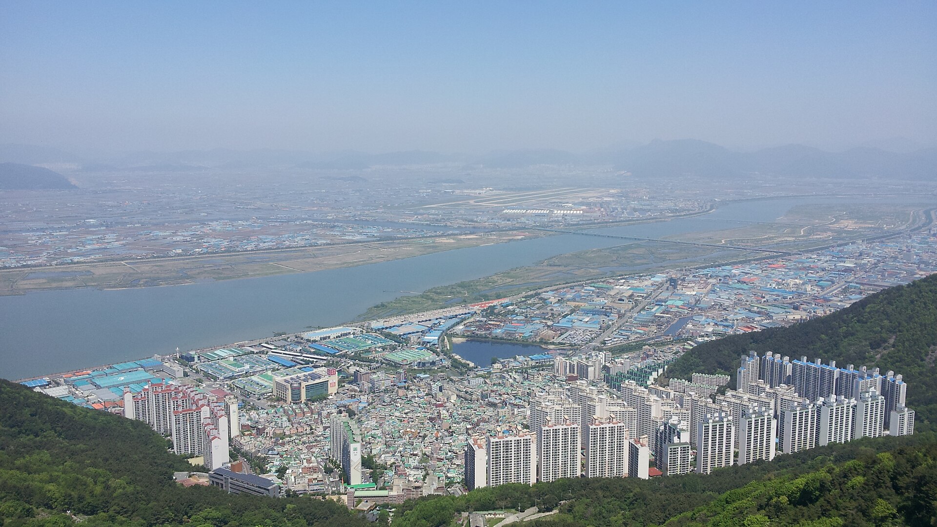 Eomgung-dong in Sasang-gu, Busan, and the Nakdong River seen from Seunghaksan — the area where the 1990 case took place, as it looks today