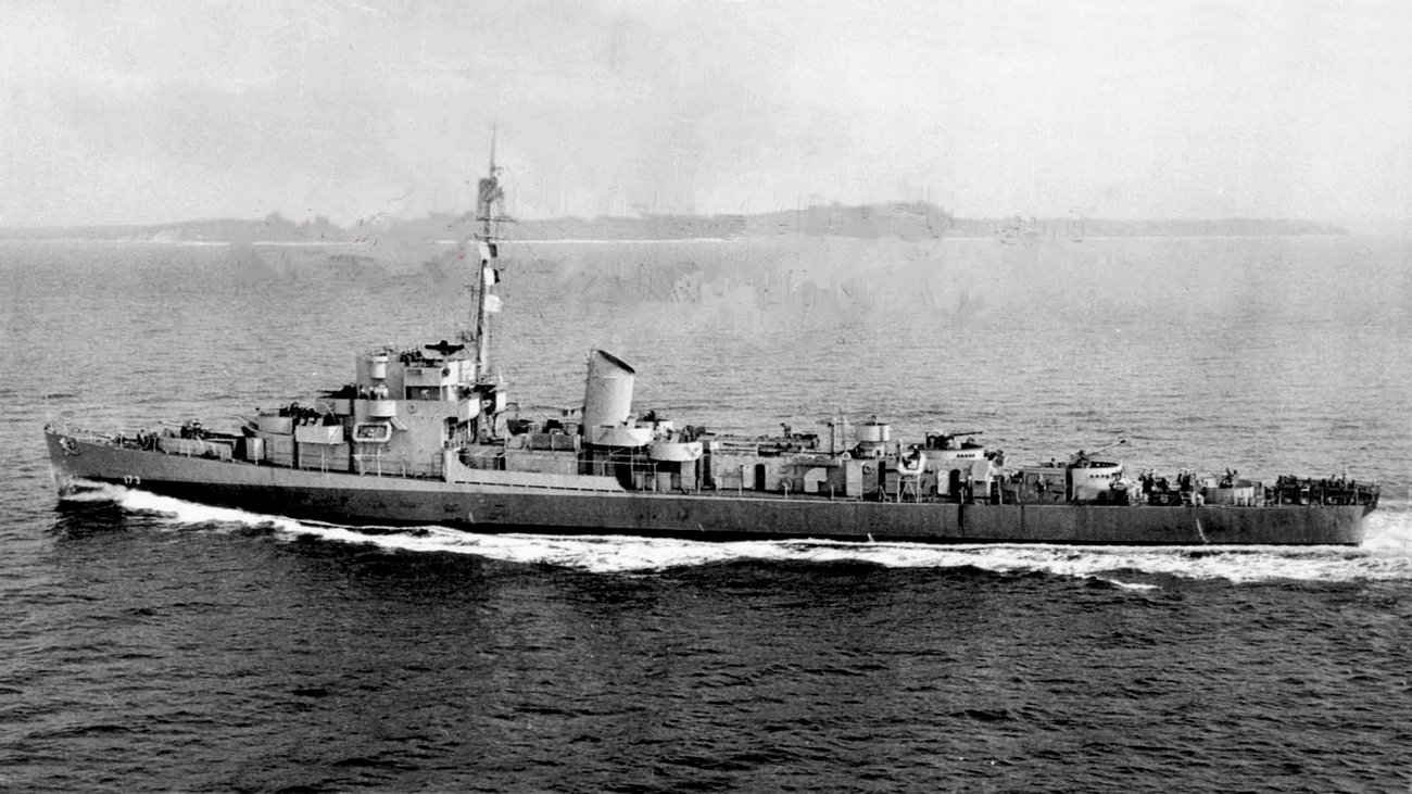 1944년경 바다를 항해하는 USS 엘드리지(DE-173) — 전설의 중심에 있는 실제 호위구축함. (U.S. Navy / Public domain)