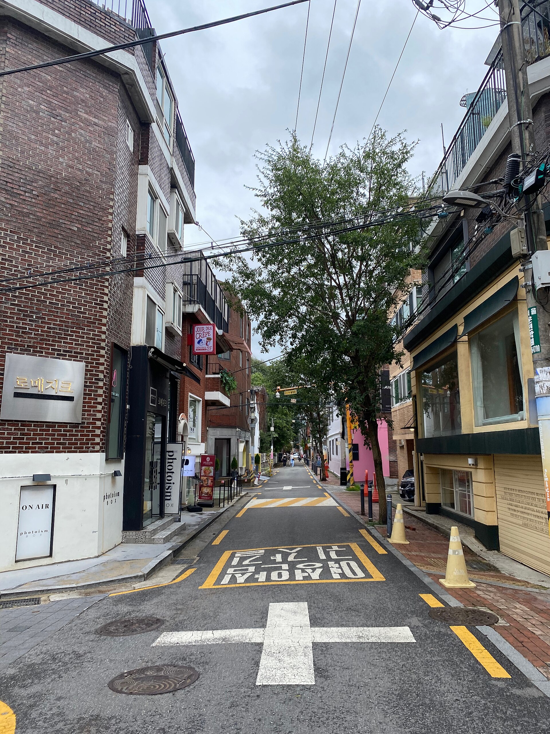 A back alley in Mapo-gu, Seoul — the area near the site today, where the Dami Mission once stood; this is not a photograph taken in 1992