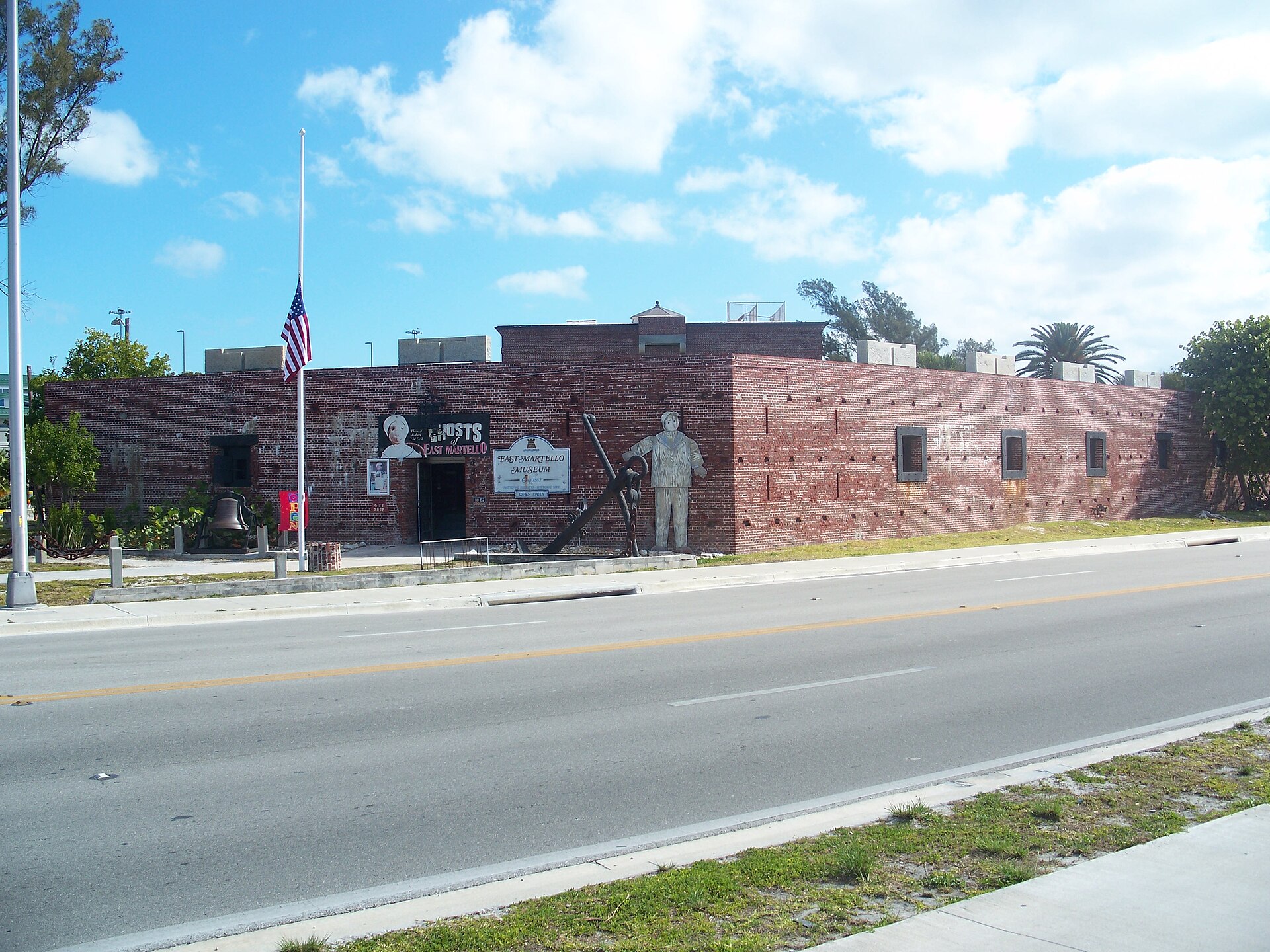 The sign on the museum front — “GHOSTS of EAST MARTELLO / Home of Robert the Doll” (Wikimedia Commons)
