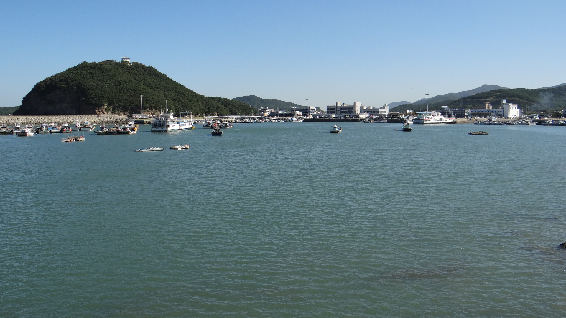 A passenger boat moored at Gyeokpo Harbor — the port the ferry sailed from, as it is today (Wikimedia Commons)