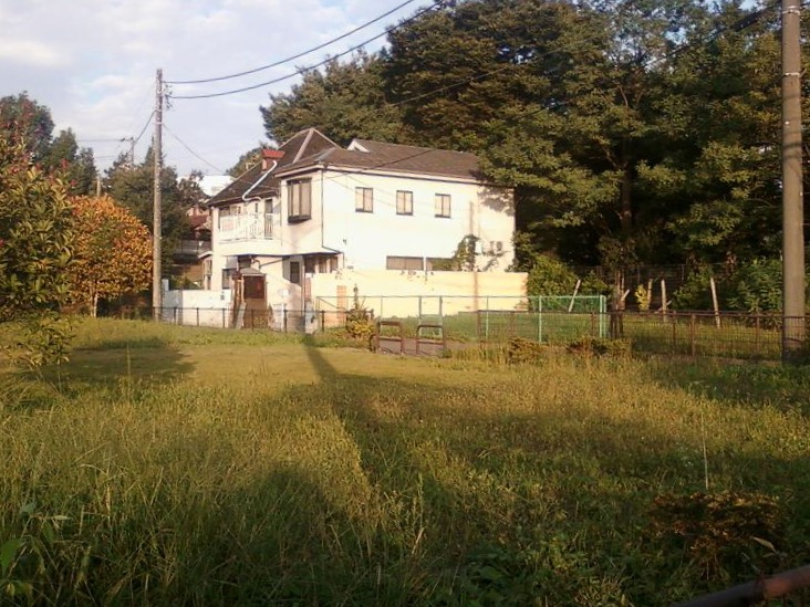 The murder scene by day — the Miyazawa family house in Soshigaya (Wikimedia Commons)