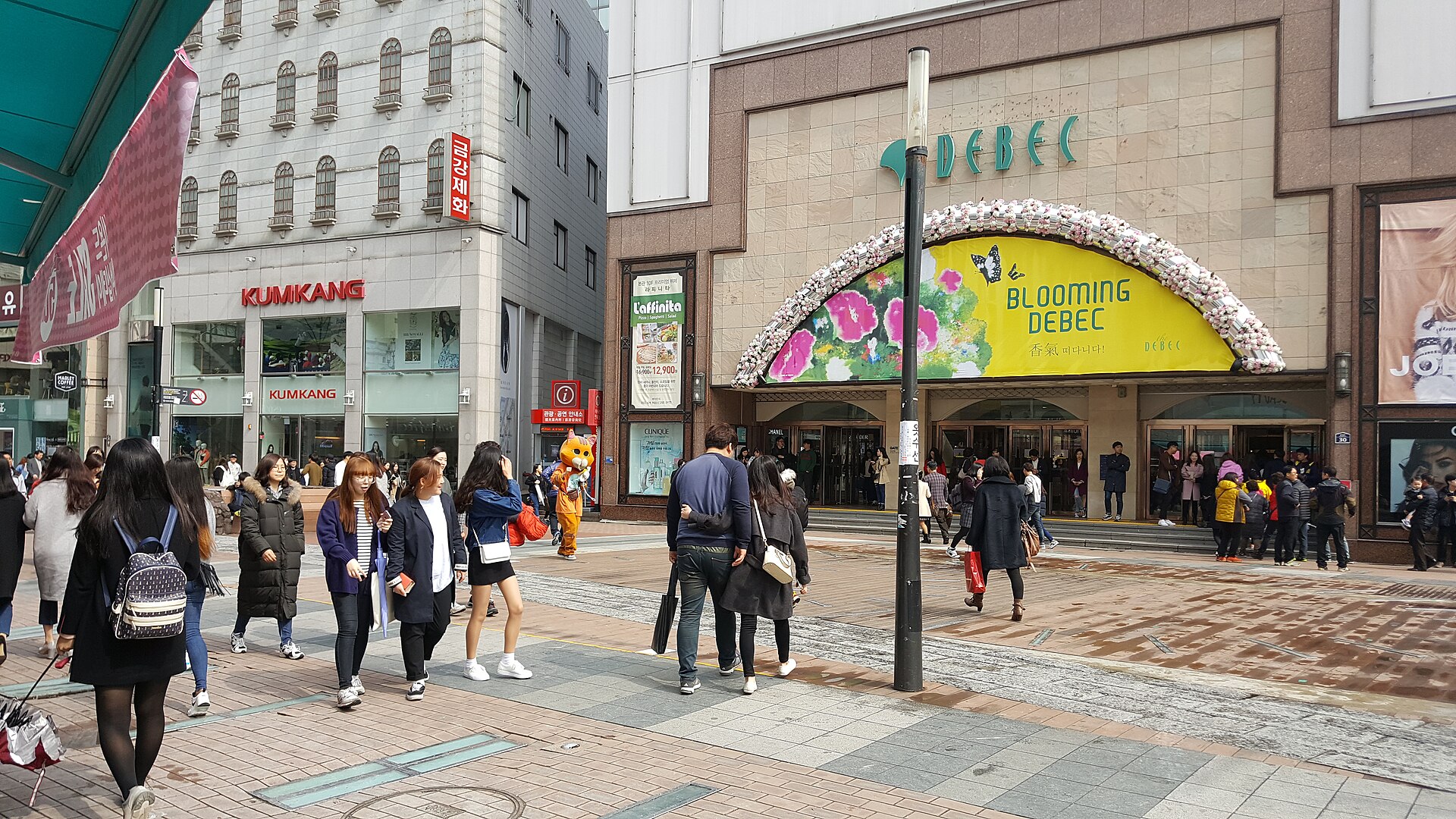 Pedestrians on Dongseongno by day — again the present-day area of central Daegu, not the site of the attack